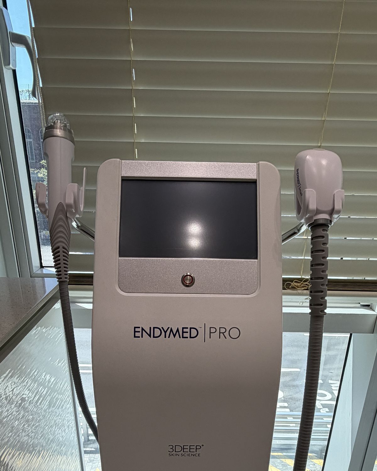오브의원 레이저실에 놓인 3DEEP 고주파 장비(EndyMed PRO) 본체와 핸드피스