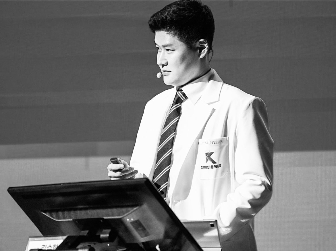 학회 연단에서 강연하는 김수현 대표원장