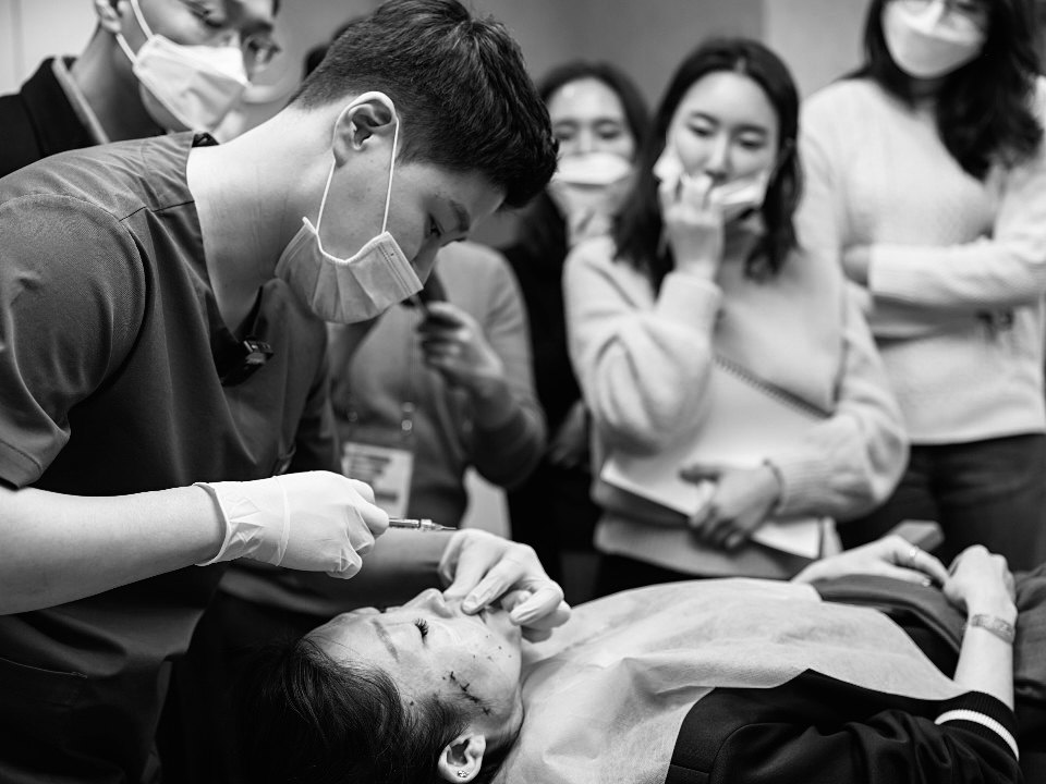 참관 의료진이 둘러선 실리프팅 라이브 시연