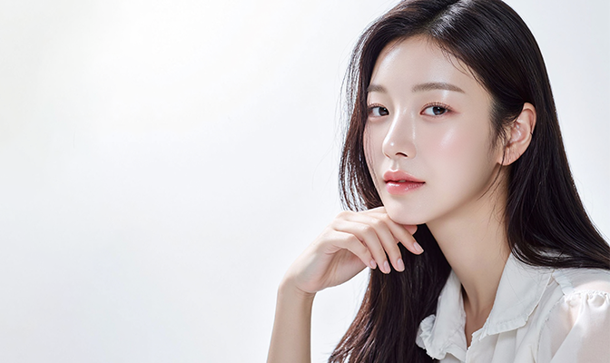 표정 근육을 확인하기 위해 정면을 바라보는 여성