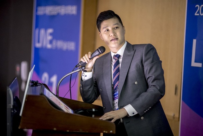 학회 연단에서 마이크를 들고 발표하는 김수현 대표원장