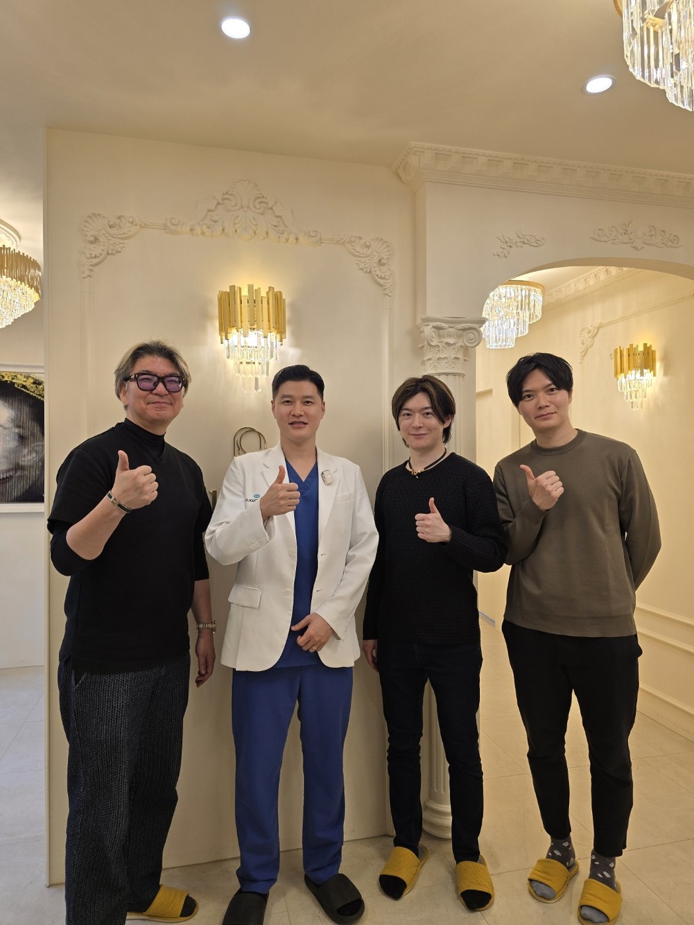 원내 로비에서 해외 의료진 세 명과 함께 선 김수현 대표원장