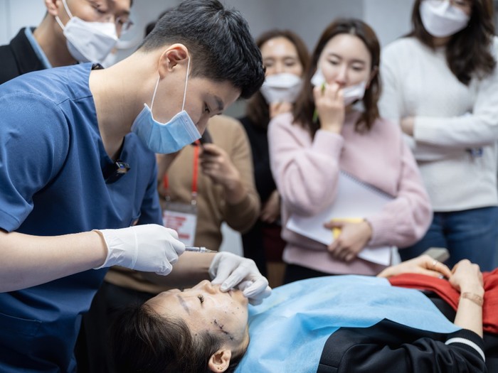 의료진 핸즈온 실습 장면