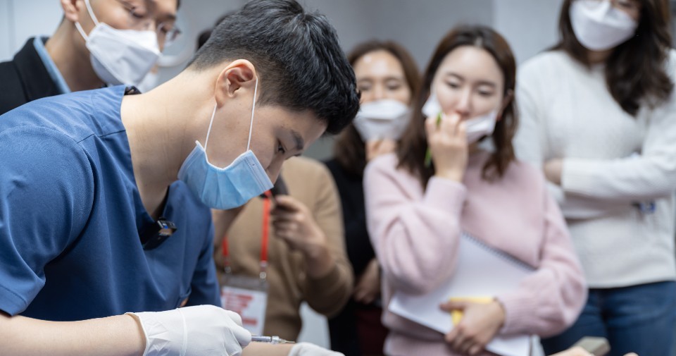 참관하는 의료진 앞에서 리프팅 시술을 시연하는 김수현 대표원장